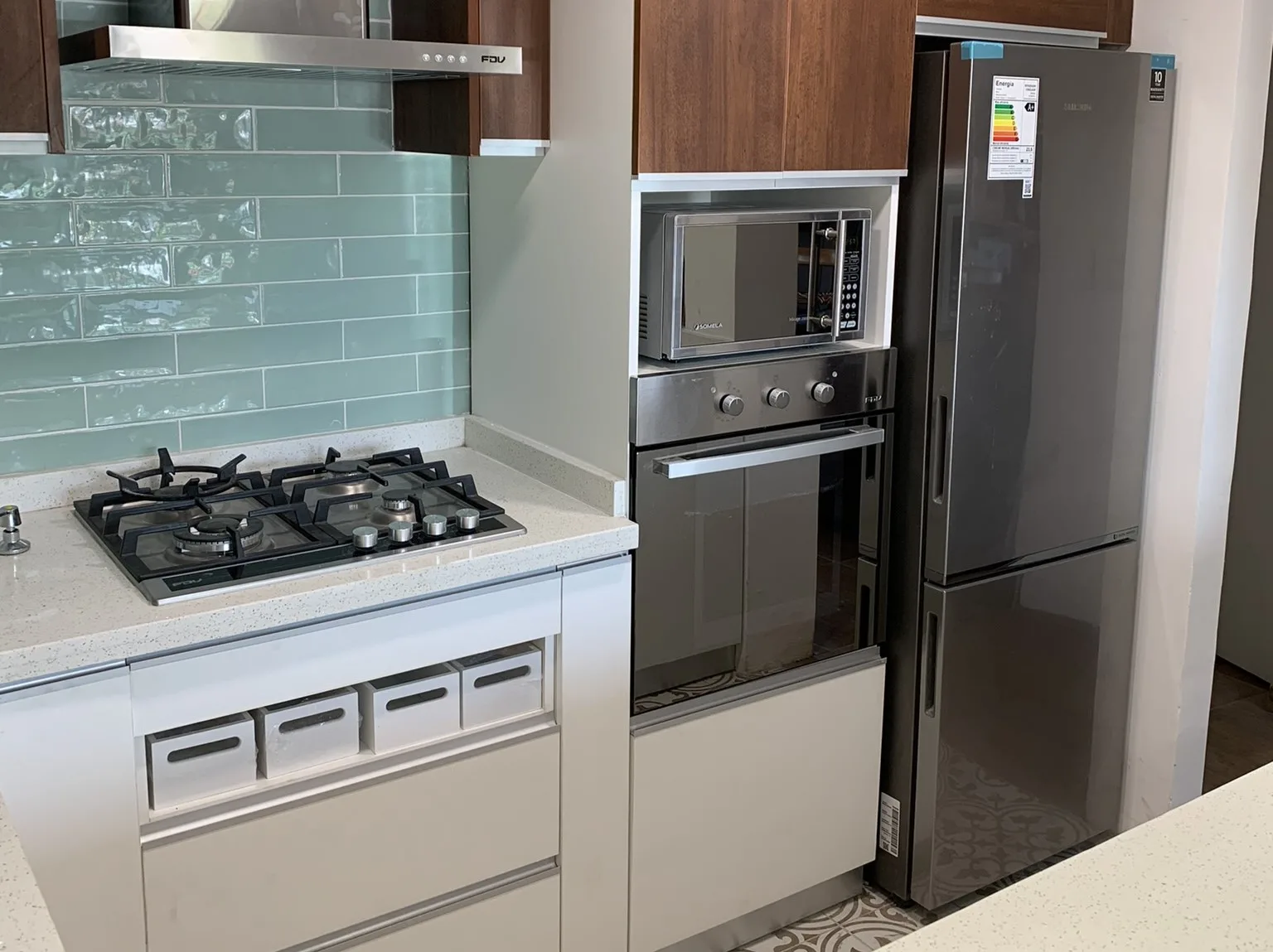 Cocina con horno empotrado · Construmuebles