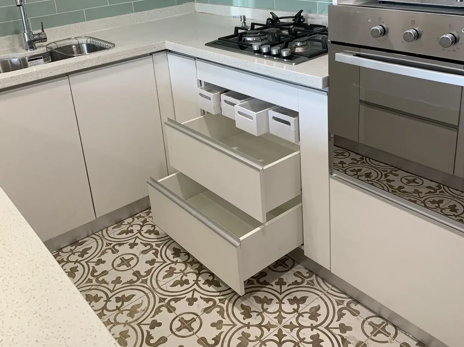 Cocina estilo moderno · ángulo lateral · Construmuebles