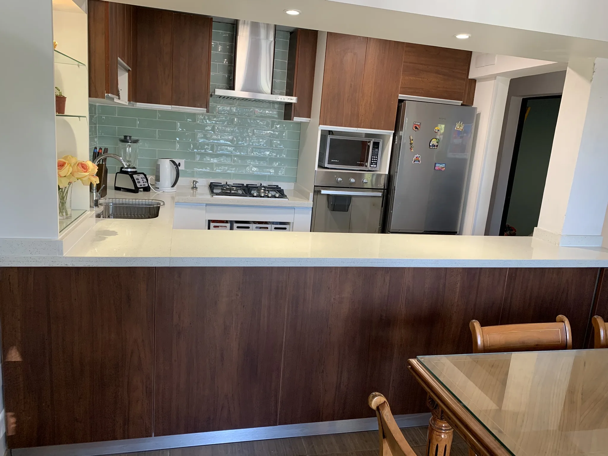 Cocina estilo moderno · detalle de cubierta · Construmuebles