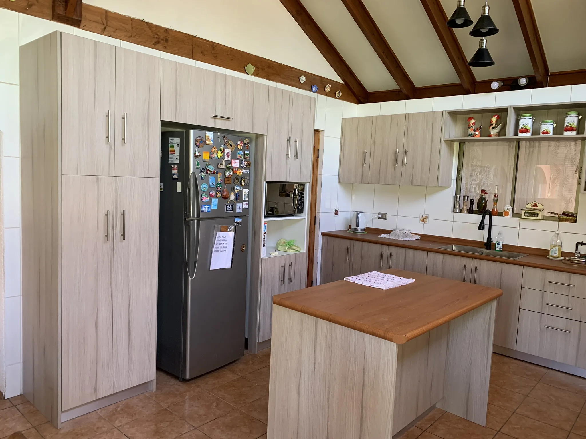 Cocina estilo clásico · zócalo PVC · Construmuebles