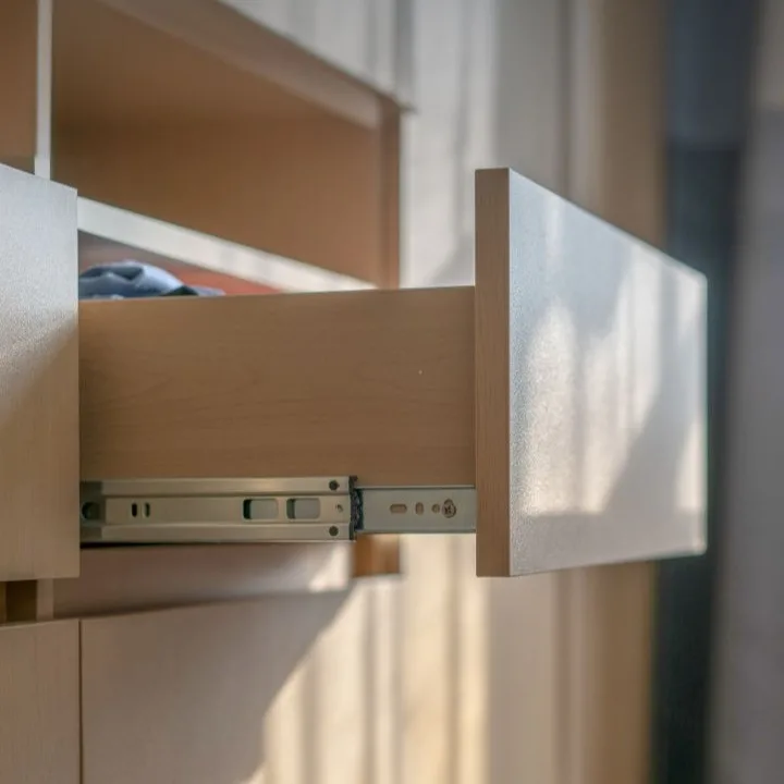 Corredera telescópica cierre suave · Construmuebles