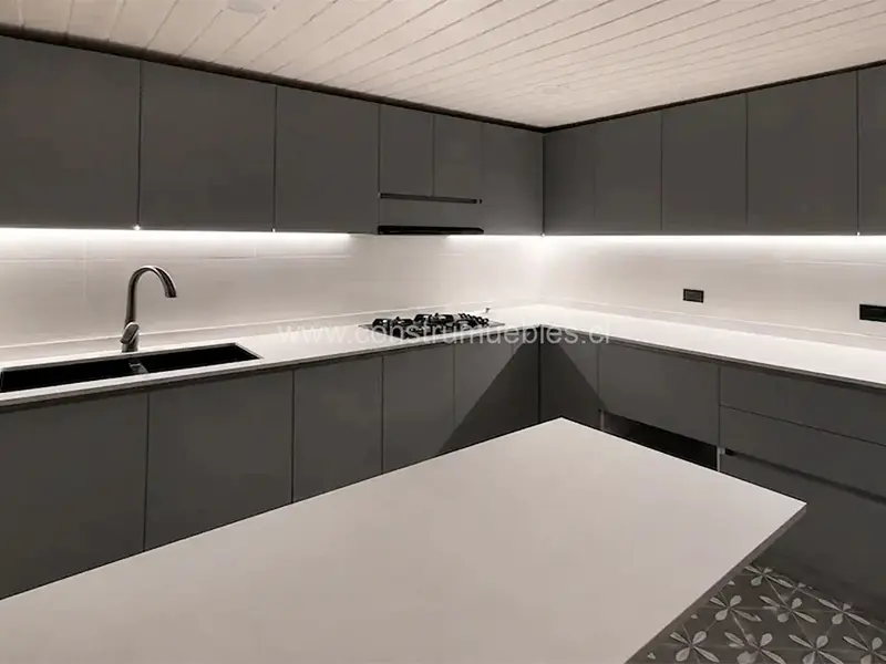 Después · cocina remodelada por Construmuebles