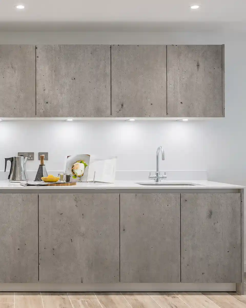 Cocina estilo Clásico — perfil trabajado y tirador metálico