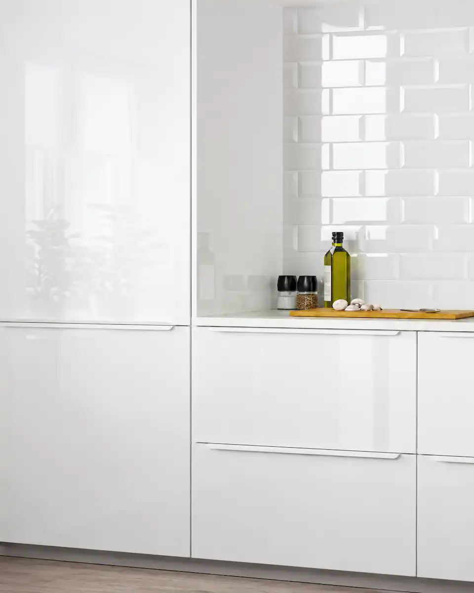 Cocina estilo Moderno — líneas limpias y gola J