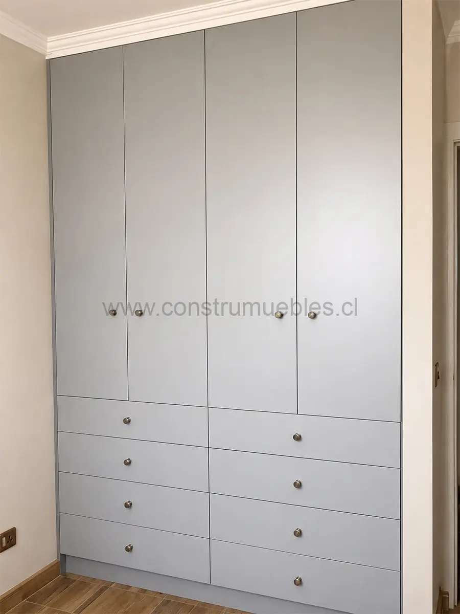 Closet con puertas cerradas · Construmuebles