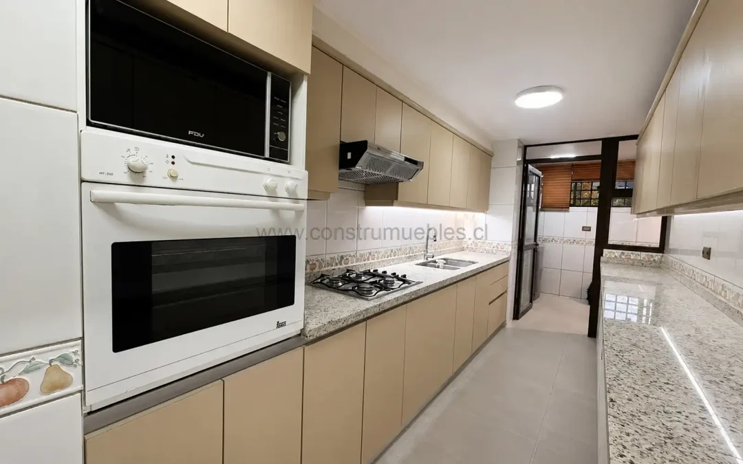 Estanterías abiertas vs cerradas en living