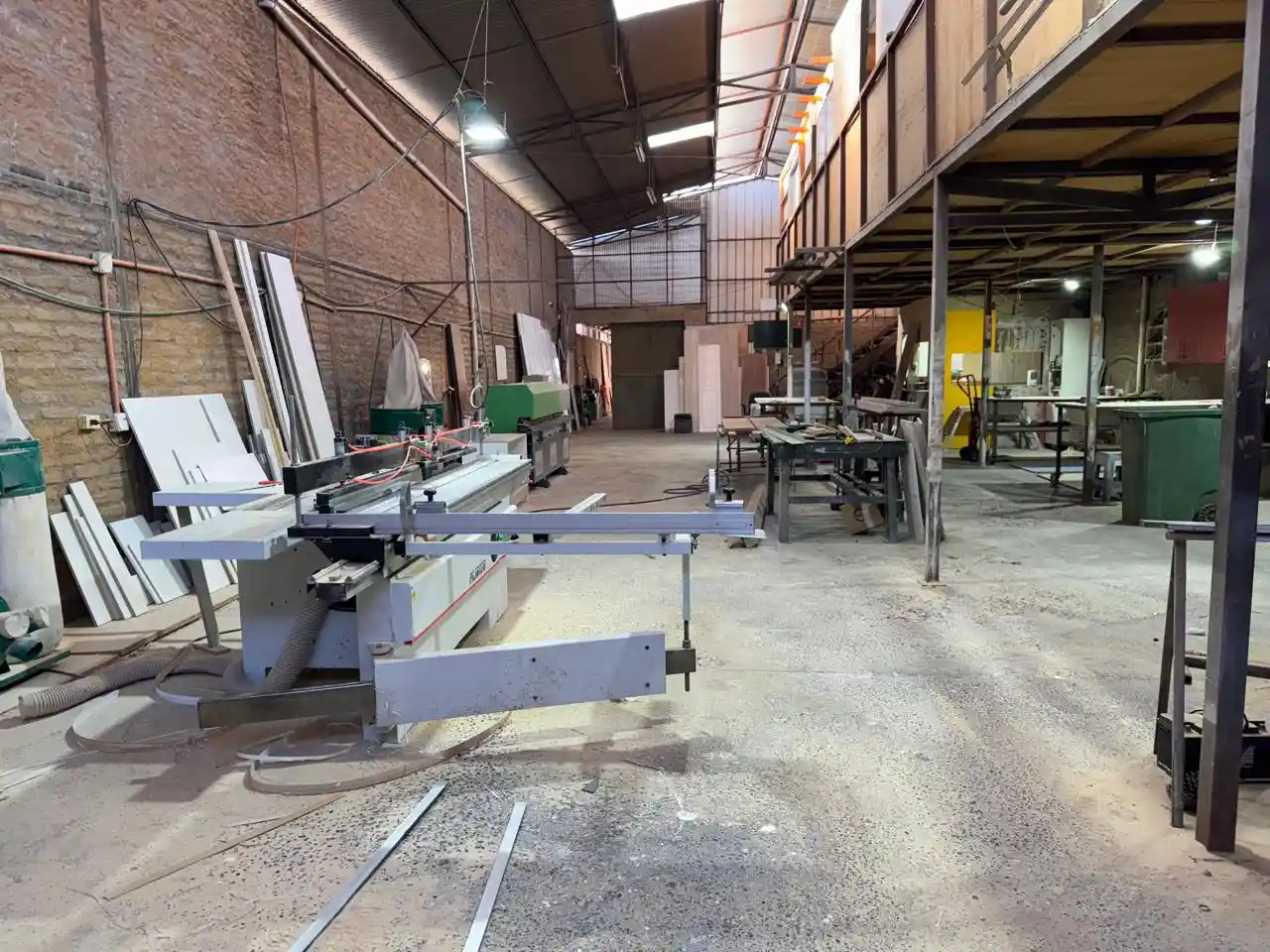 Taller Construmuebles, vista interior con maquinaria y materiales