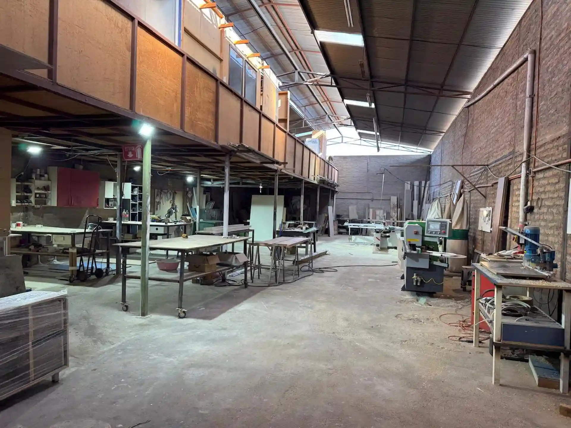 Vista general del taller Construmuebles en La Granja, Santiago